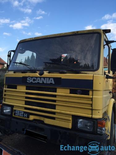 camion équipé d'une benne et d'une grue Hiab type 070