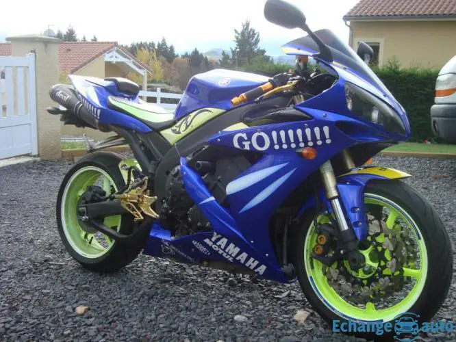 YAMAHA R1