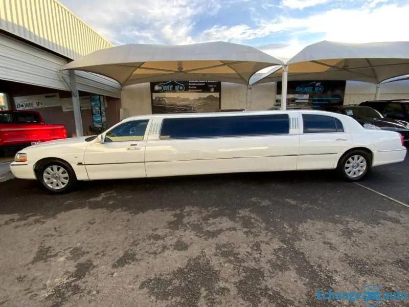 LINCOLN TOWN CAR LIMOUSINE