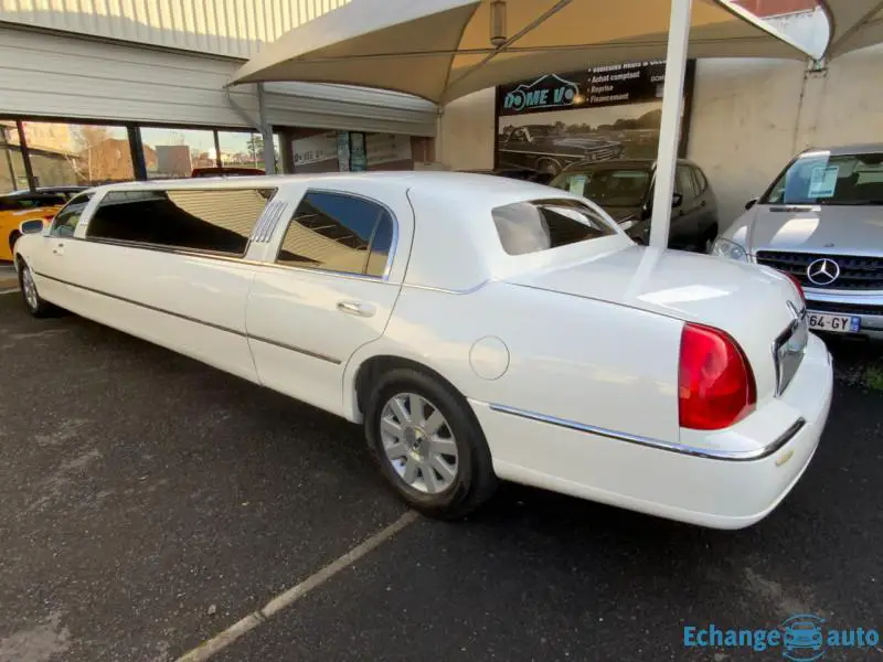 LINCOLN TOWN CAR LIMOUSINE