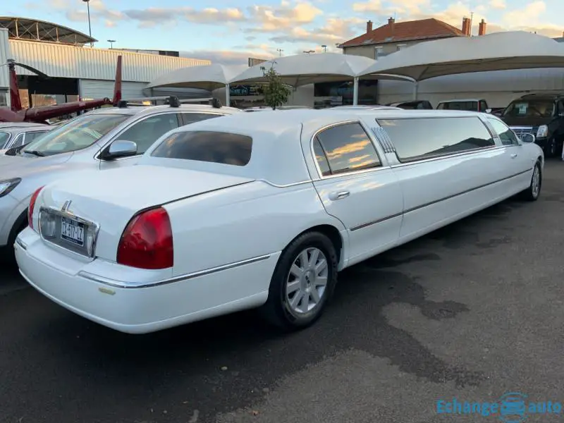 LINCOLN TOWN CAR LIMOUSINE