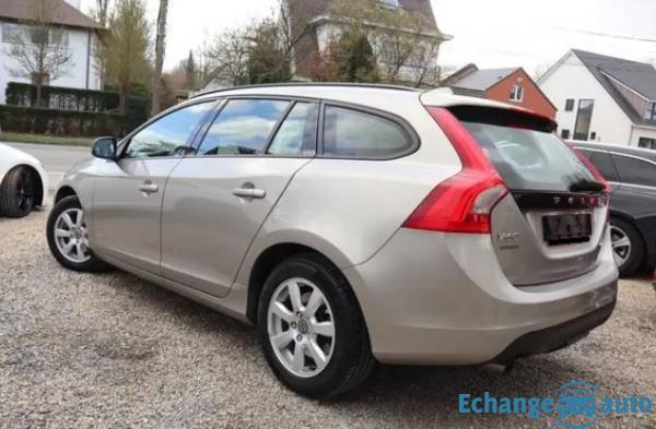 VOLVO V60 D3 136ch A CUIR/CLIM/REGVIT/BLTH/JA/ATTACHREM/1MAIN/GAR12MOIS