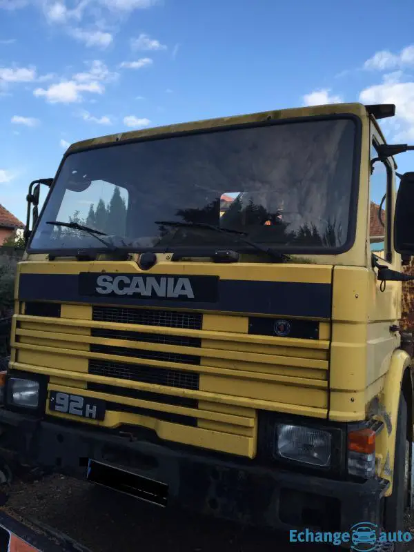 camion équipé d'une benne et d'une grue Hiab type 070